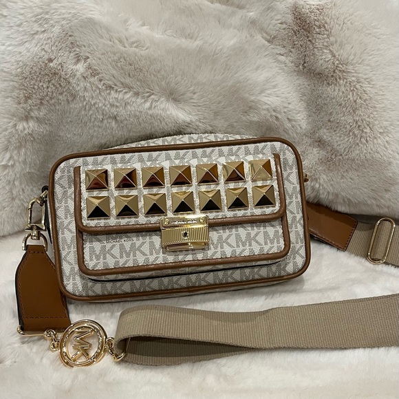 Micheal Kors Signature Bradshaw Medium Pocket Camera Crossbody Studded - Picture 1 of 10